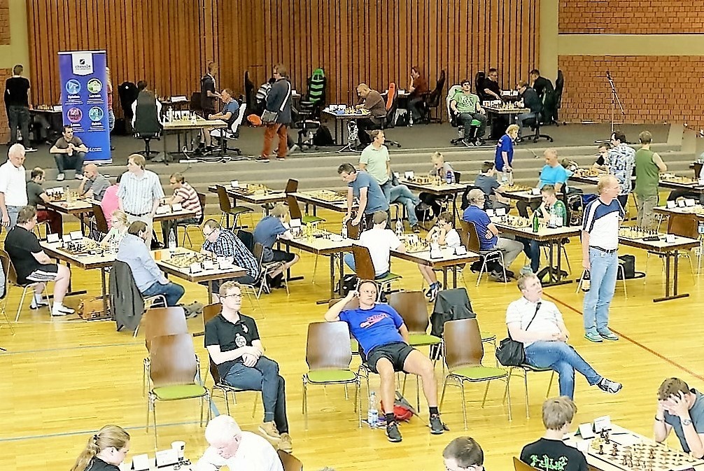 vellmarer-schachtage-2016-turniersaal-mit-bühne